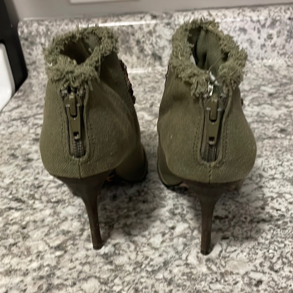 NWO Betsy Johnson Khaki color beaded Boot heels size 8 half - Picture 6 of 9